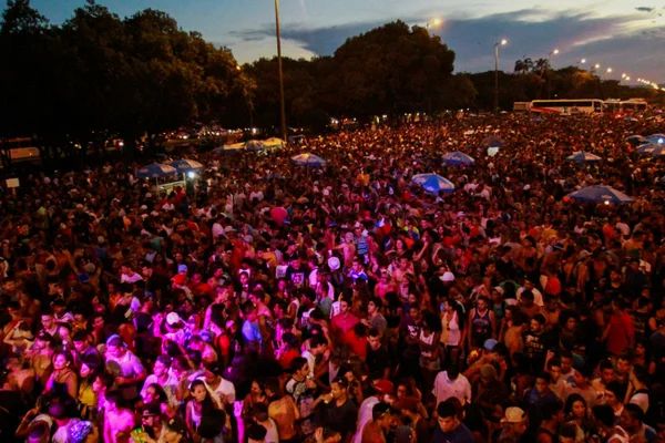 Raparigueiros e Baratona levam 170 mil foliões ao Eixão Sul, no último dia de Carnaval