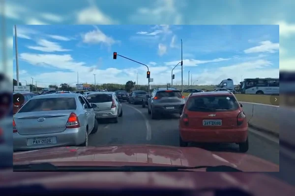 Carro pega fogo no viaduto do Colorado e mobiliza bombeiros