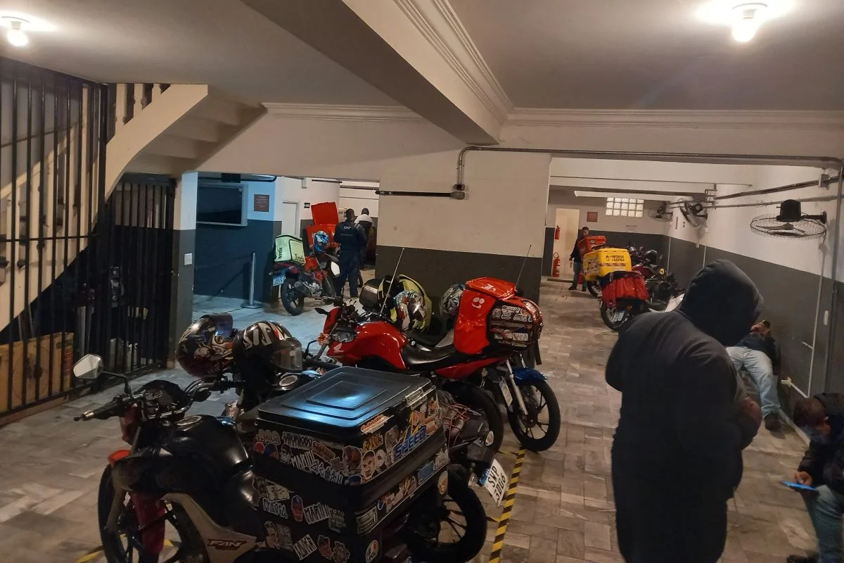 Ponto de apoio a entregadores de uma dark kitchen, na Rua Guararapes, no Brooklin, na zona sul de São Paulo Ponto de apoio a entregadores de uma dark kitchen, na Rua Guararapes, no Brooklin, na zona sul de São Paulo