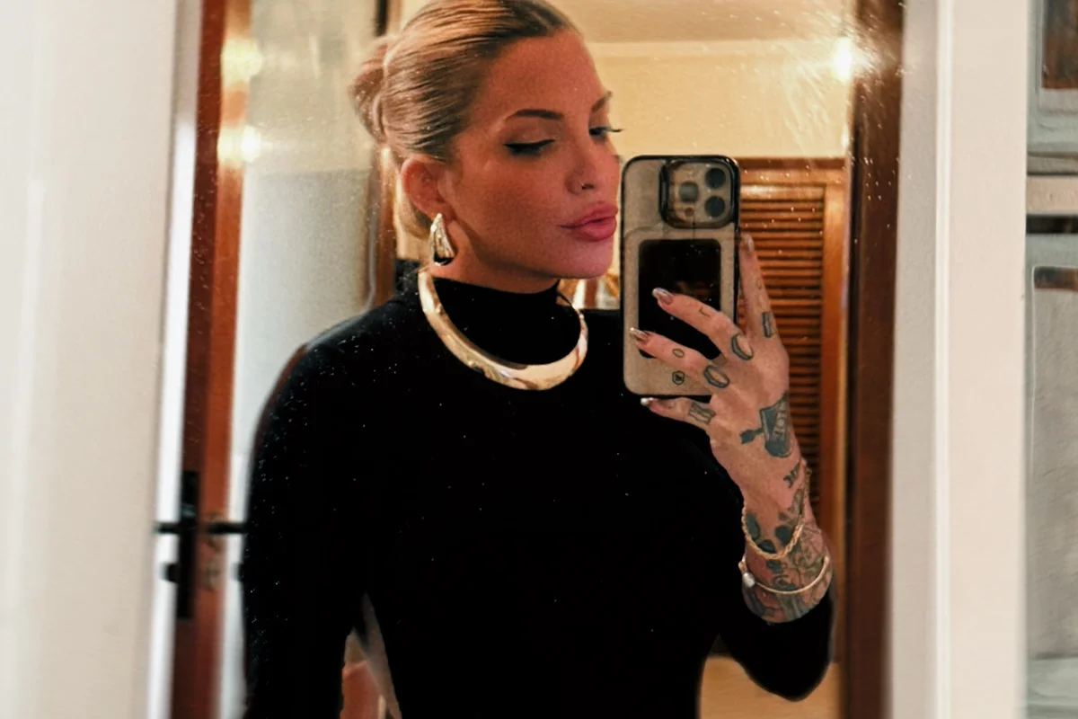 Clara Aguilar posa séria e de coque Clara Aguilar posa séria e de coque