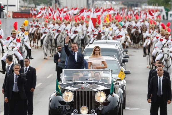 Bolsonaro desfila de carro aberto ao lado da mulher e do filho Carlos