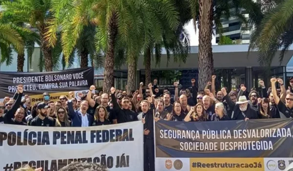 Fotografia colorida de grupo de pessoas segurando faixas