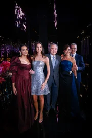 Esta colunista ao lado de Marita Estevão, Raimundo Lira e dos pais, Cleucy Estevão e Luiz Estevão Esta colunista ao lado de Marita Estevão, Raimundo Lira e dos pais, Cleucy Estevão e Luiz Estevão