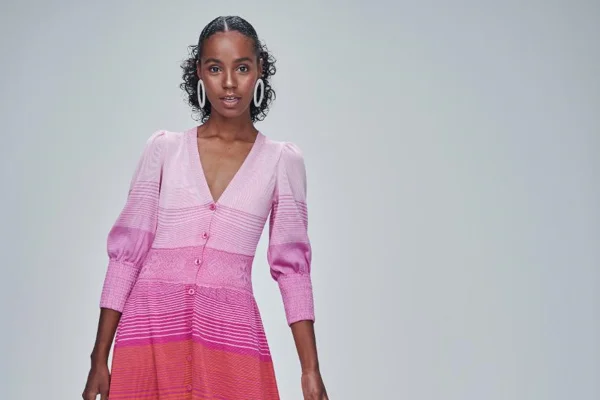 Modelo usa vestido de tricô com tons de rosa