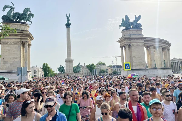 Imagem colorida de protesto na Hungria - Metrópoles