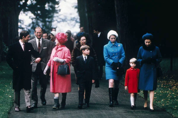 Família Real, rainha Elizabeth e príncipe Philip com os filhos Charles, Anne, Andrew e Edward