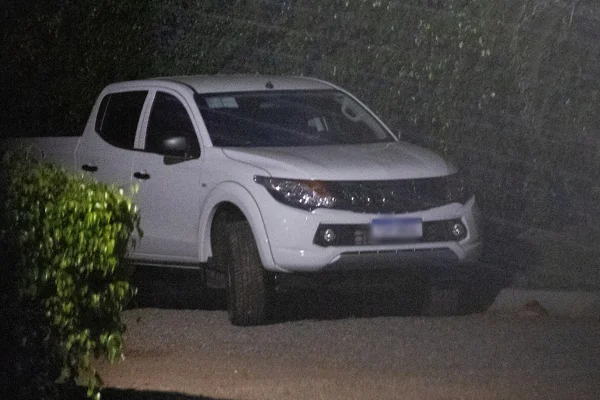 Picape de Rafael Vitale estacionada ao lado de casa de show em Brasília durante festa de despedida dele da ANTT