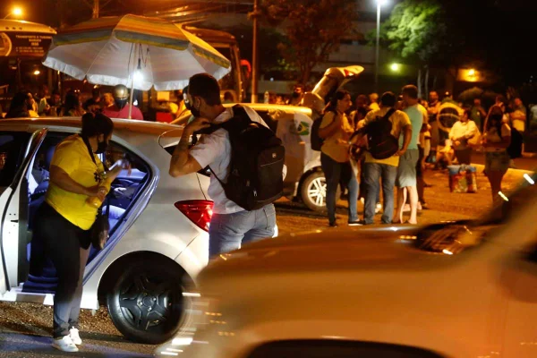 bolsonaristas saem de goiânia na madrugada, com destino a brasília, para ato de 7 de setembro