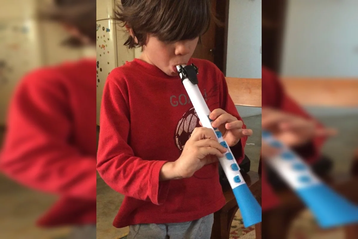 A jornada musical de Pedro começou em 2020, aos 7 anos, com o dood — instrumento com palheta simples voltado à iniciação infantil A jornada musical de Pedro começou em 2020, aos 7 anos, com o dood — instrumento com palheta simples voltado à iniciação infantil