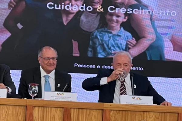 Imagem colorida mostra reunião de Lula com ministros para falar dos 100 dias de governo - Metrópoles