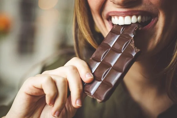 É fit! Aprenda a fazer uma deliciosa barra crocante de chocolate