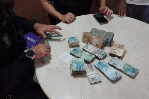 PF APREENDEU 157 MIL COM EMPRESÁRIO SUSPEITO DE EXTORQUIR POLÍTICOS POR PESQUISAS ELEITORAIS FRAUDADAS - METRÓPOLES