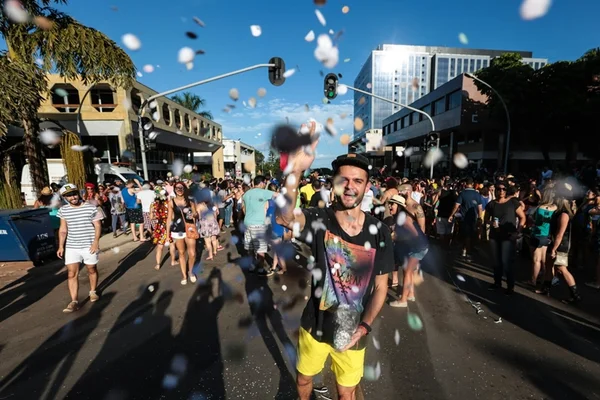 Confetes e fantasias. Bloquinhos de pré-carnaval movimentam a cidade neste sábado (30/1)