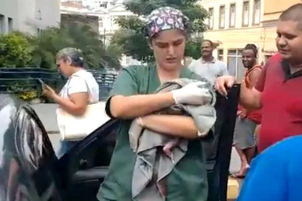 Bebê nasce em carro no RJ após família não conseguir chegar a hospital