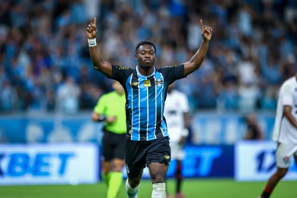 Amuzu comemorando gol pelo Grêmio diante do Vitória