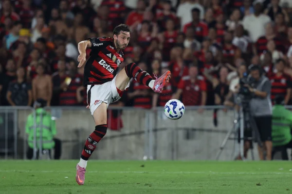 Matías Viña defendendo o Flamengo diante do Vasco