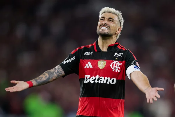 Giorgian De Arrascaeta comemora gol do Flamengo sobre o Cruzeiro