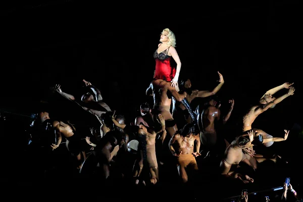 Foto colorida de Madonna durante a performance de Erotica no show no Rio de Janeiro - Metrópoles