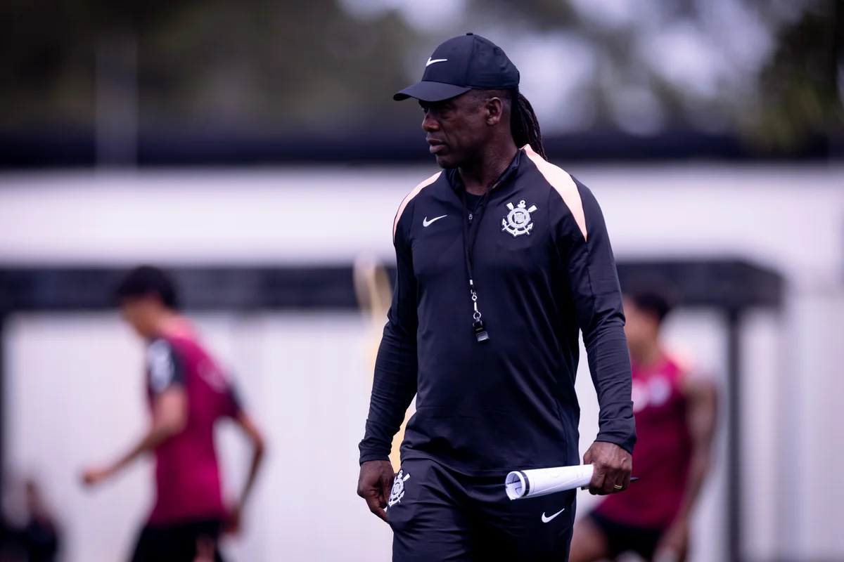 Corinthians: visto e rescisão de Diniz podem adiar estreia de Seedorf