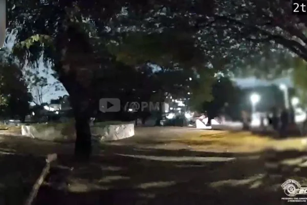 Praça onde homem foi preso depois de adolescente fazer sinal universal de socorro