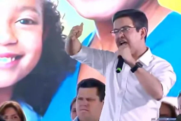 imagem colorida homem discursando - metrópoles