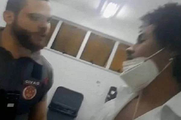 Foto colorida de um policial à esquerda e um jovem à direita-Metrópoles