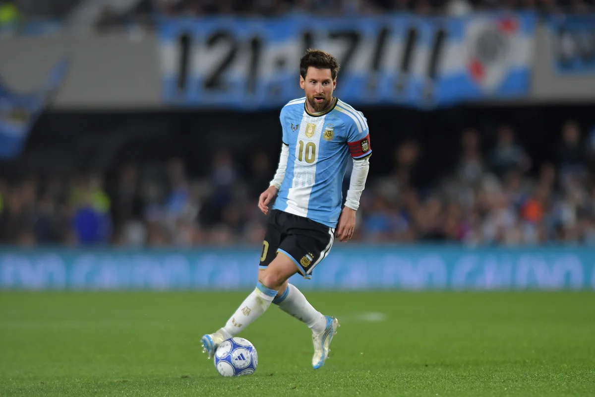 Em jogo de despedida, Messi marca de pênalti contra o Benin. Confira