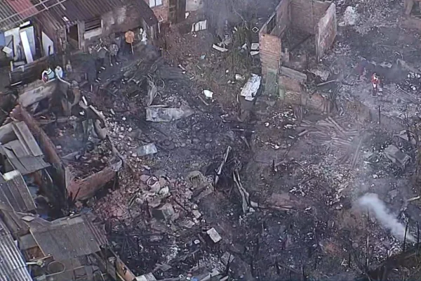 Incêndio atinge barracos de comunidade no Campo Limpo, zona sul de SP