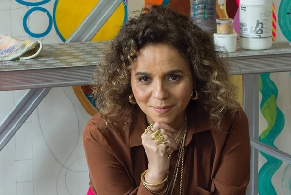 A artista Beatriz Milhazes posa para fotografia em estúdio de arte
