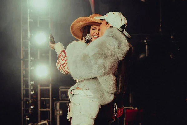 Maiara e Maraisa são clicadas durante um show - Metrópoles