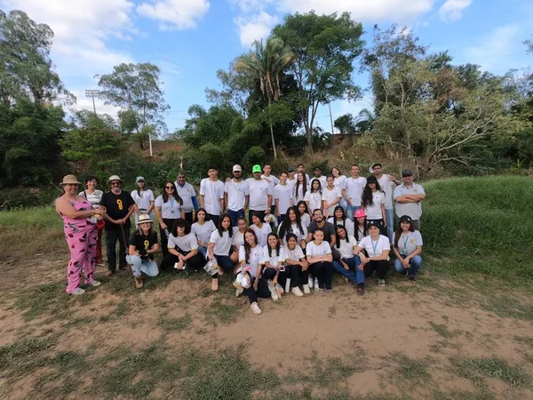 Alunos em projeto de educação ambiental promovido pela Associação Caminho de Cora Coralina
