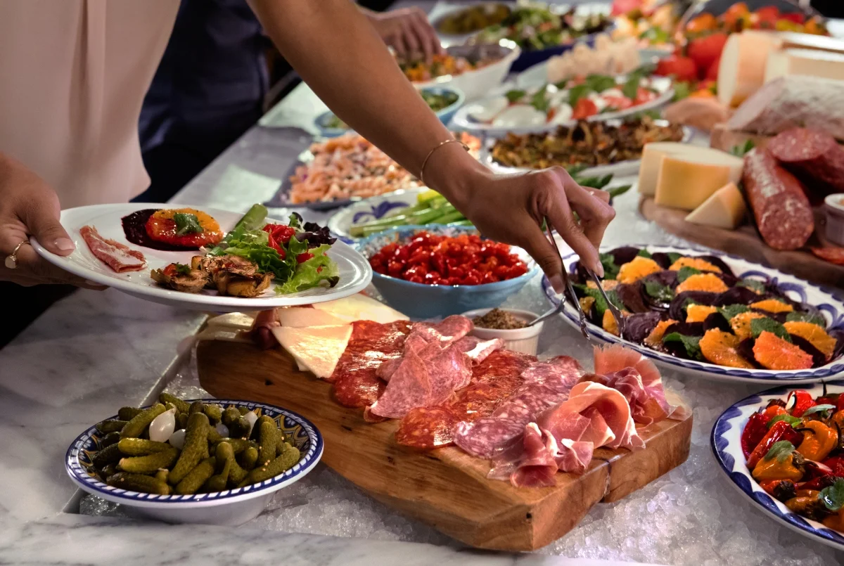 19 dos principais cortes da casa, mais de 40 opções de guarnições na mesa de salada 19 dos principais cortes da casa, mais de 40 opções de guarnições na mesa de salada