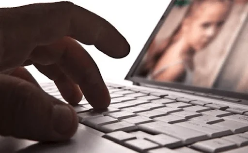 Proposta de Bolsonaro para mudar a internet facilitará atuação de pedófilos