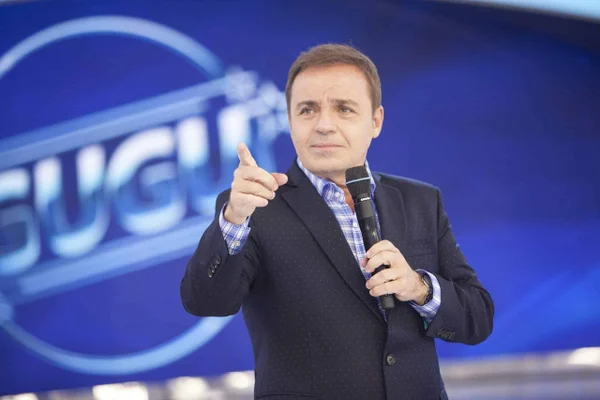 Veja fotos do homem que diz ser filho de Gugu Liberato