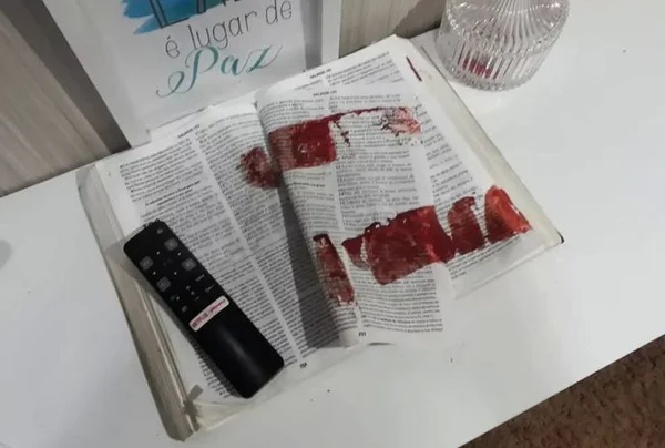 Homem mata esposa na Paraíba e limpa faca em Bíblia