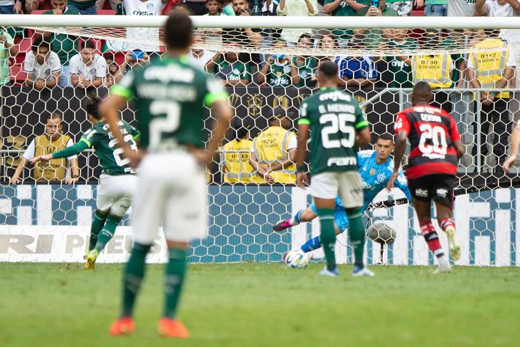 Supercopa: veja imagens do jogo eletrizante entre Palmeiras x Flamengo no Mané Garrincha - imagem 9 Supercopa: veja imagens do jogo eletrizante entre Palmeiras x Flamengo no Mané Garrincha - imagem 9