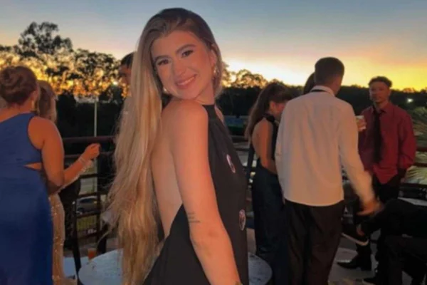 Imagem colorida de mulher loira sorrindo