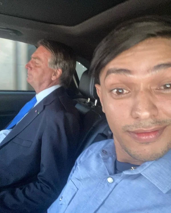 Maquiador de Michelle e “gay de direita” tiram fotos com Bolsonaro no Alvorada