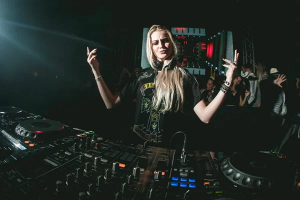 DJs mulheres usam boa música para fazer sucesso no estilo eletrônico