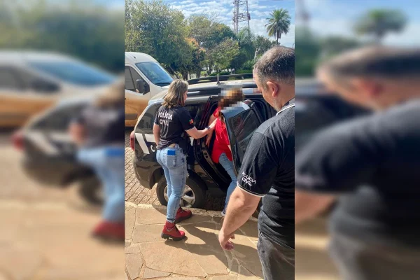Imagem colorida de mulher entrando na viatura da PCRS