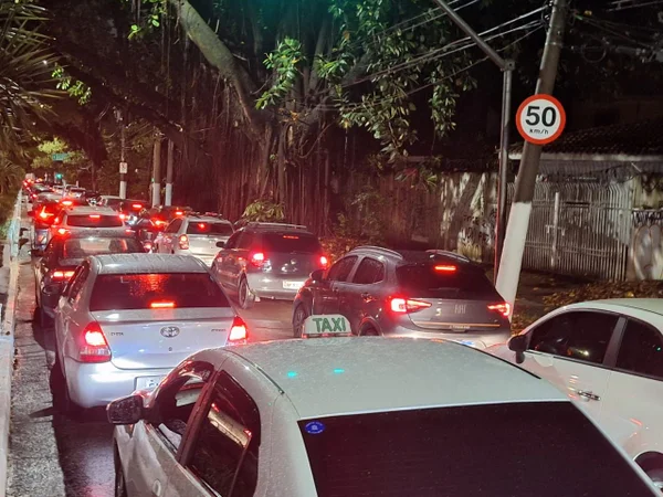 Imagem mostra carros enfileirados em congestionamento em avenida - Metrópoles