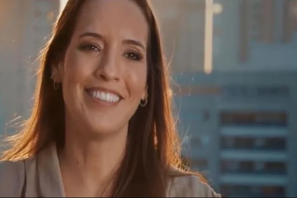 Giselle Bezerra, esposa do candidato à presidência Ciro Gomes, aparece em propaganda eleitoral do marido. Ela sorri, olhando para frente, com o fundo desfocado de um cidade atrás - Metrópole