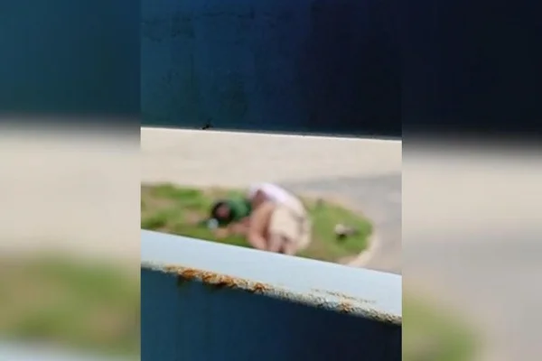 Imagem colorida mostra foto borrado do momento em que mulher é estuprada em frente à viatura e base de segurança em Palmas - Metrópoles
