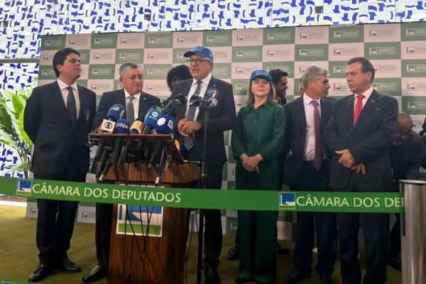 Foto colorida de Alexandre Padilha com o boné- Metrópoles