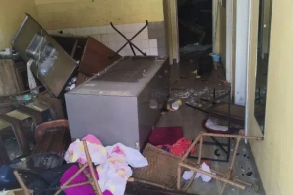 PM usa arma de choque e prende homem que destruía casa da mãe em SC
