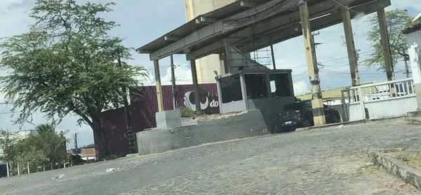 Imagem colorida da entrada da empresa assaltada - Metrópoles