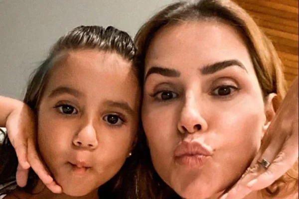 Deborah Secco vai apresentar programa infantil com a filha Maria Flor