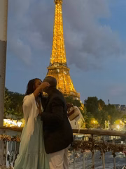 Pastor Kleber Lucas e Amanda Pessoa se beijam aos pés da Torre Eiffel