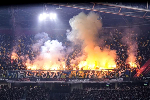 Imagem da torcida do Maccabi Tel Aviv em torcida contra Ajax - Metrópoles