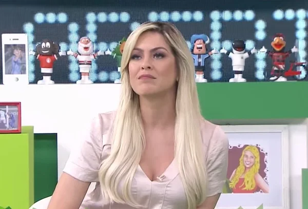 Renata Fan interrompe Jogo Aberto com notícia sobre Gabigol